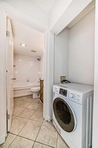 305-320 24 Avenue Sw, Calgary, AB - Indoor Photo Showing Laundry Room