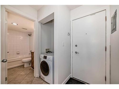 305-320 24 Avenue Sw, Calgary, AB - Indoor Photo Showing Laundry Room