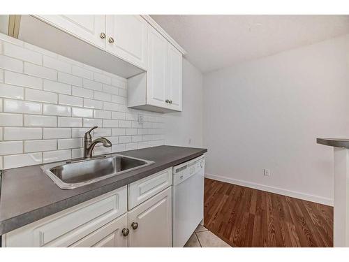 305-320 24 Avenue Sw, Calgary, AB - Indoor Photo Showing Kitchen