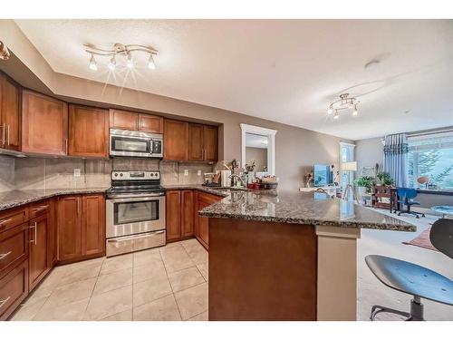 228-500 Rocky Vista Gardens Nw, Calgary, AB - Indoor Photo Showing Kitchen