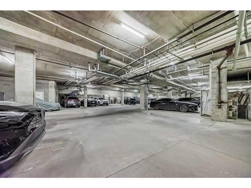 228-500 Rocky Vista Gardens Nw, Calgary, AB - Indoor Photo Showing Garage