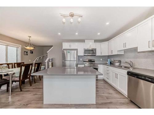 1231 140 Avenue Nw, Calgary, AB - Indoor Photo Showing Kitchen With Upgraded Kitchen