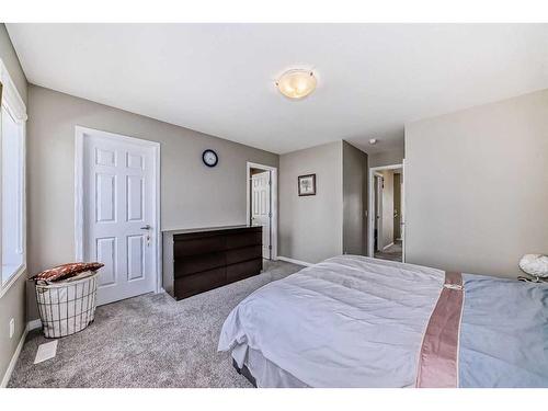 1231 140 Avenue Nw, Calgary, AB - Indoor Photo Showing Bedroom