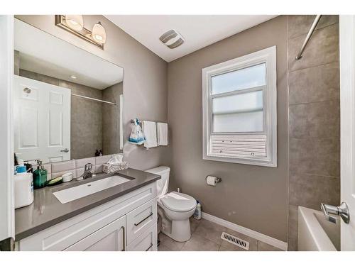 1231 140 Avenue Nw, Calgary, AB - Indoor Photo Showing Bathroom