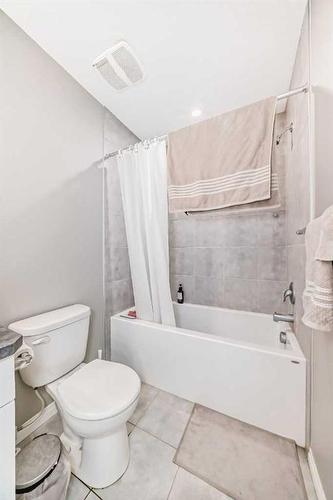 1231 140 Avenue Nw, Calgary, AB - Indoor Photo Showing Bathroom