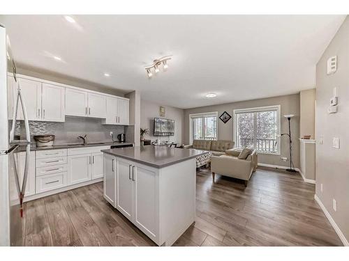 1231 140 Avenue Nw, Calgary, AB - Indoor Photo Showing Kitchen