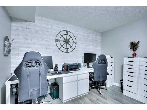 100 Redstone Parade Ne, Calgary, AB - Indoor Photo Showing Office