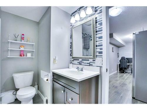 100 Redstone Parade Ne, Calgary, AB - Indoor Photo Showing Bathroom