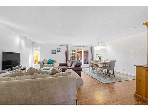 207-1305 Glenmore Trail Sw, Calgary, AB - Indoor Photo Showing Living Room