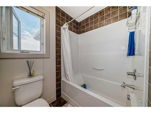 88 Redstone Villas Ne, Calgary, AB - Indoor Photo Showing Bathroom