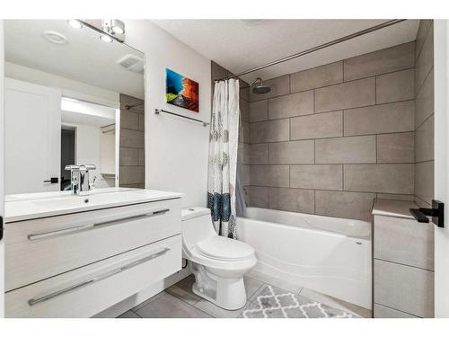 9612 Alcott Road Se, Calgary, AB - Indoor Photo Showing Bathroom