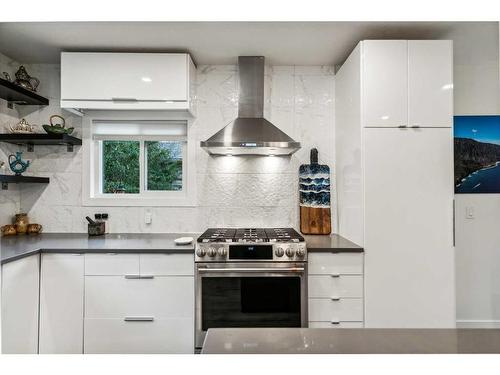 9612 Alcott Road Se, Calgary, AB - Indoor Photo Showing Kitchen