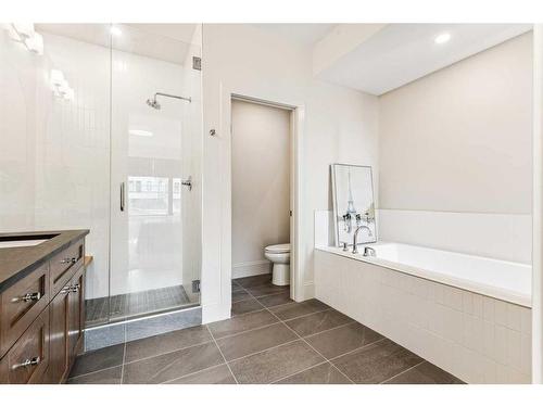 2719 5 Avenue Nw, Calgary, AB - Indoor Photo Showing Bathroom