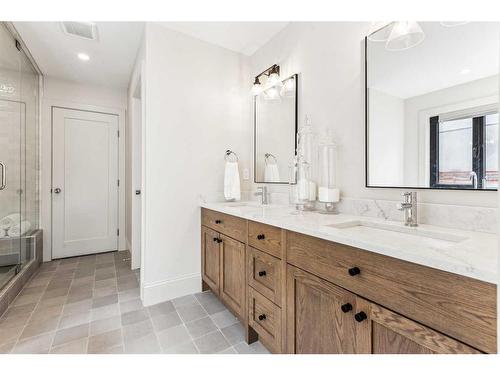 2719 5 Avenue Nw, Calgary, AB - Indoor Photo Showing Bathroom