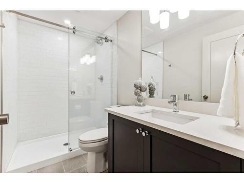 2719 5 Avenue Nw, Calgary, AB - Indoor Photo Showing Bathroom