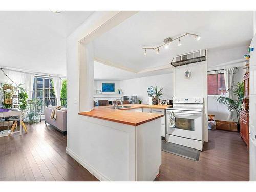 B-518 18 Avenue Sw, Calgary, AB - Indoor Photo Showing Kitchen