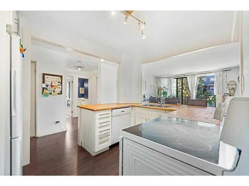 B-518 18 Avenue Sw, Calgary, AB - Indoor Photo Showing Kitchen