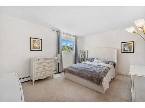 B-518 18 Avenue Sw, Calgary, AB - Indoor Photo Showing Bedroom