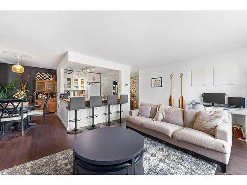 B-518 18 Avenue Sw, Calgary, AB - Indoor Photo Showing Living Room