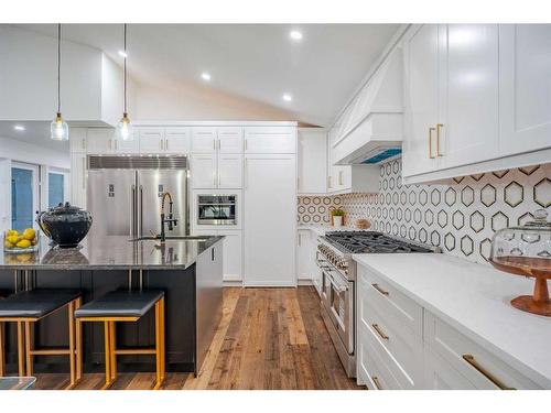 4228 Vauxhall Crescent Nw, Calgary, AB - Indoor Photo Showing Kitchen With Upgraded Kitchen