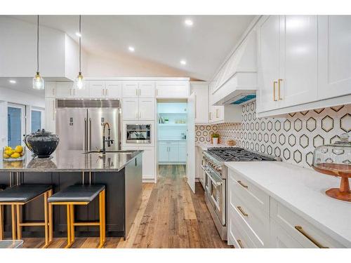 4228 Vauxhall Crescent Nw, Calgary, AB - Indoor Photo Showing Kitchen With Upgraded Kitchen