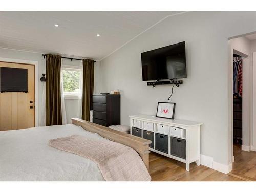 6959 Silver Springs Road Nw, Calgary, AB - Indoor Photo Showing Bedroom