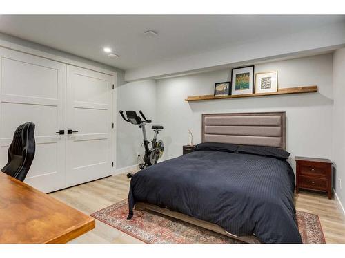 6959 Silver Springs Road Nw, Calgary, AB - Indoor Photo Showing Bedroom