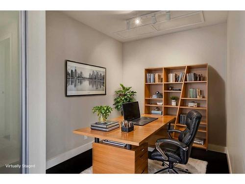 913-222 Riverfront Avenue Sw, Calgary, AB - Indoor Photo Showing Office