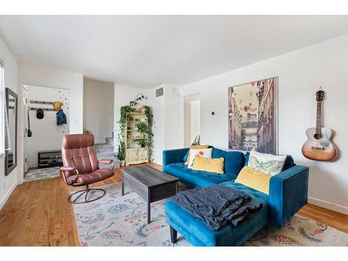 663 Merrill Drive Ne, Calgary, AB - Indoor Photo Showing Living Room