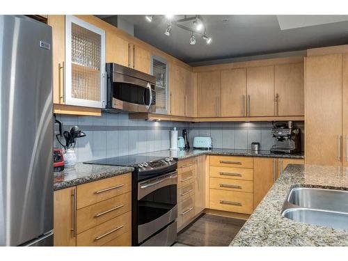 1603-817 15 Avenue Sw, Calgary, AB - Indoor Photo Showing Kitchen With Stainless Steel Kitchen With Double Sink