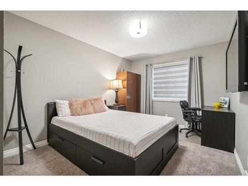 26 Evansborough View Nw, Calgary, AB - Indoor Photo Showing Bedroom