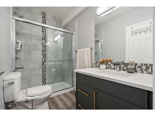 26 Evansborough View Nw, Calgary, AB - Indoor Photo Showing Bathroom