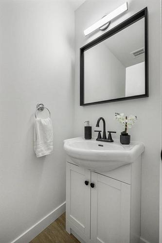 7 Brae Glen Court Sw, Calgary, AB - Indoor Photo Showing Bathroom