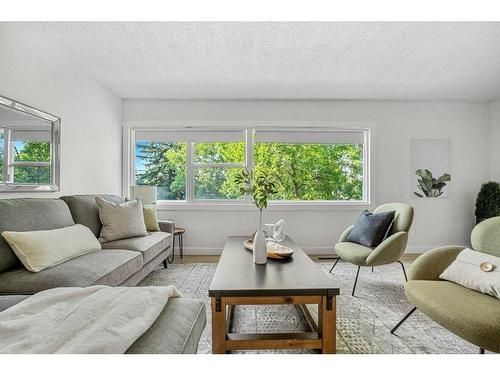 7 Brae Glen Court Sw, Calgary, AB - Indoor Photo Showing Living Room