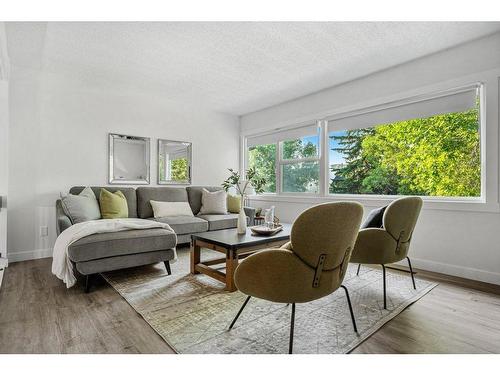 7 Brae Glen Court Sw, Calgary, AB - Indoor Photo Showing Living Room