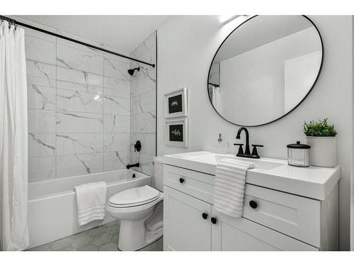 7 Brae Glen Court Sw, Calgary, AB - Indoor Photo Showing Bathroom