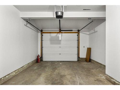 7 Brae Glen Court Sw, Calgary, AB - Indoor Photo Showing Garage