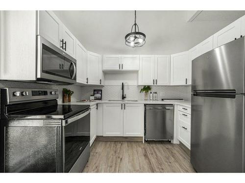 7 Brae Glen Court Sw, Calgary, AB - Indoor Photo Showing Kitchen