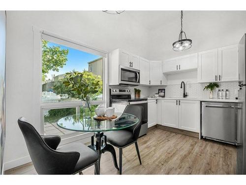 7 Brae Glen Court Sw, Calgary, AB - Indoor Photo Showing Kitchen