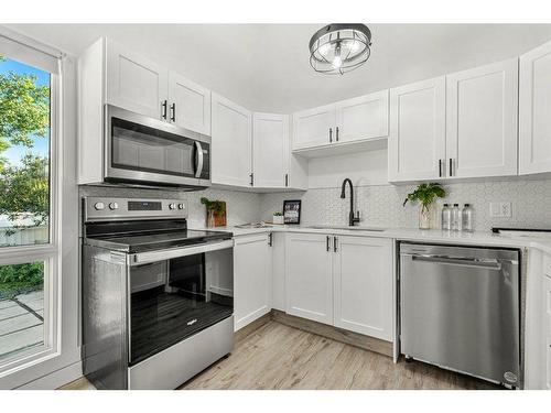 7 Brae Glen Court Sw, Calgary, AB - Indoor Photo Showing Kitchen With Upgraded Kitchen