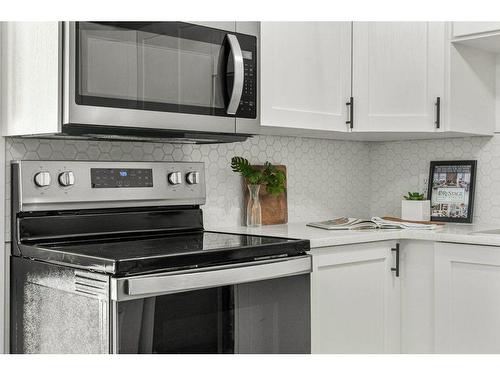 7 Brae Glen Court Sw, Calgary, AB - Indoor Photo Showing Kitchen