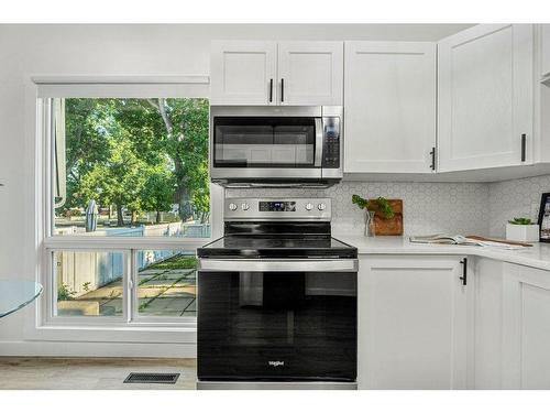 7 Brae Glen Court Sw, Calgary, AB - Indoor Photo Showing Kitchen