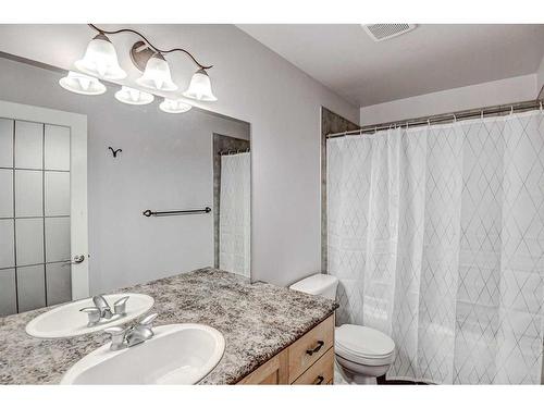 4-712 4 Street Ne, Calgary, AB - Indoor Photo Showing Bathroom