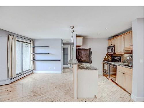 4-712 4 Street Ne, Calgary, AB - Indoor Photo Showing Kitchen