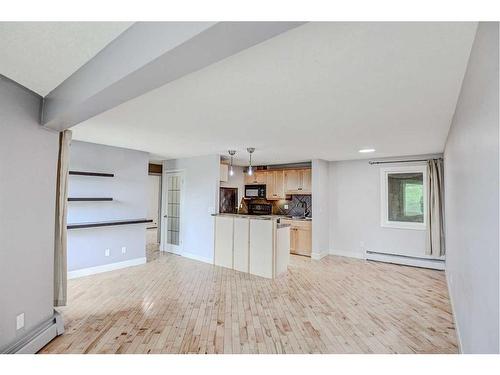 4-712 4 Street Ne, Calgary, AB - Indoor Photo Showing Kitchen