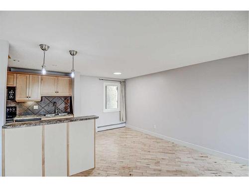 4-712 4 Street Ne, Calgary, AB - Indoor Photo Showing Kitchen