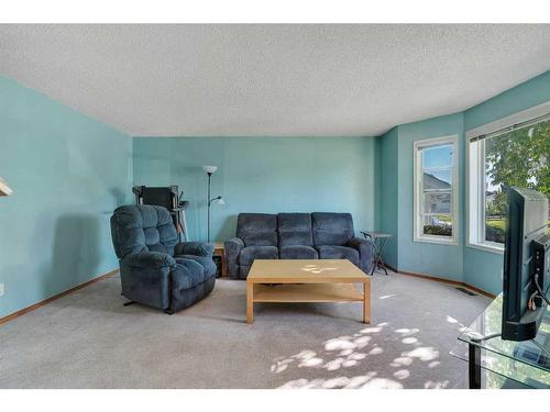 16 Erin Circle Se, Calgary, AB - Indoor Photo Showing Living Room