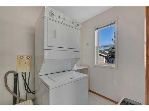 16 Erin Circle Se, Calgary, AB - Indoor Photo Showing Laundry Room