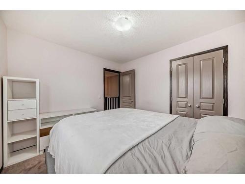 59 Elgin Terrace Se, Calgary, AB - Indoor Photo Showing Bedroom