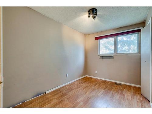 885 Queensland Drive Se, Calgary, AB - Indoor Photo Showing Other Room